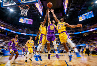 NBA常规赛湖人队与勇士队球员在比赛中争抢篮板球的现场画面